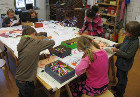 Kinder zeichnen und malen