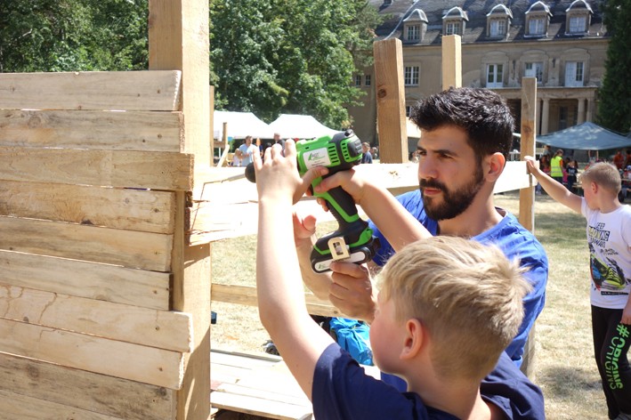 Kinder bauen Holzhaus
