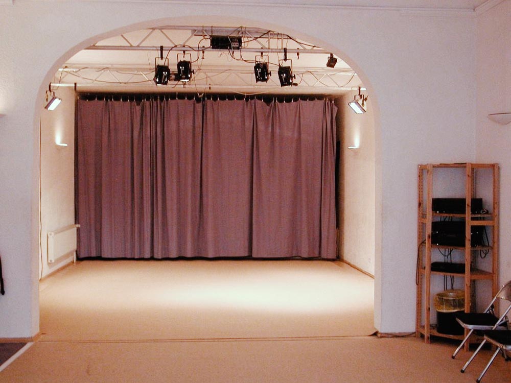 Blick auf die Bühne im Tanzsaal