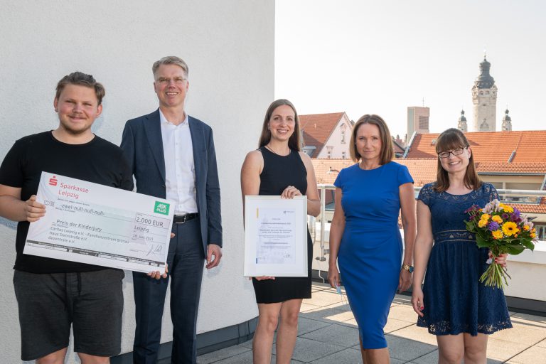 Mitarbeiter des Haus Steinstrasse präsentieren die Urkunde und den Scheck zum Leipziger Familienfreundlichkeitspreis 2021.