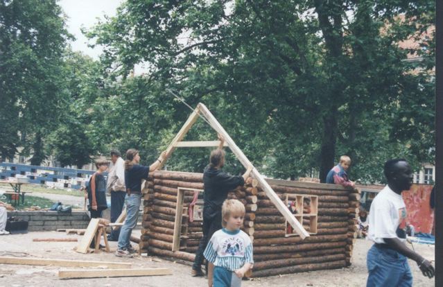 Kinder bauen ein Holzhaus