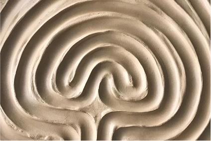Das Bild zeigt ein Labyrinth aus Ton.
