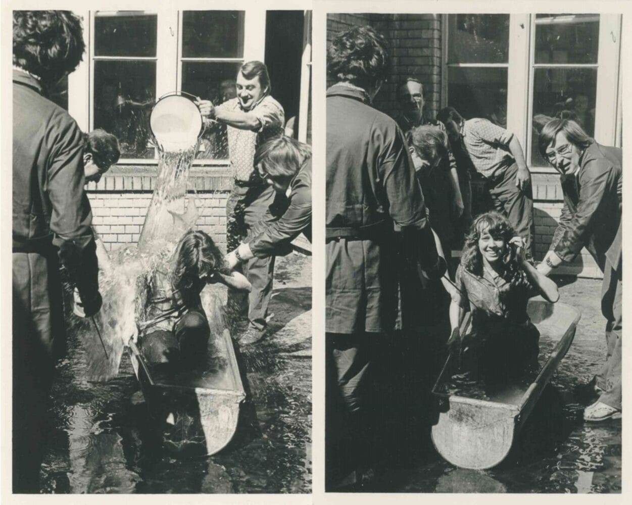 Zu sehen sind zwei Schwarz-Weiß-Fotos, auf denen eine Auszubildende in einem Wasserbottich sitzt, auf dem linken Bild wird ein Eimer Wasser über ihr ausgeschüttet, auf dem rechten Bild sieht sie in die Kamera.