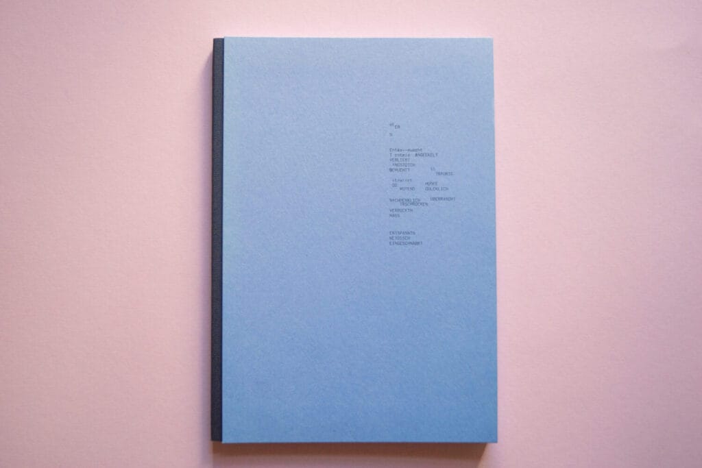 Blaues Buchcover mit Schreibmaschinenschrift