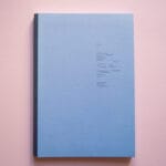 Blaues Buchcover mit Schreibmaschinenschrift