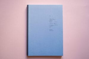 Blaues Buchcover mit Schreibmaschinenschrift