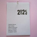 Deckblatt des Kalenders mit Jahreszahl 2025 und einer Ringbindung mittig oben