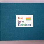 Dunkelblaues Buchcover mit weißer Bindung, das den Buchtitel und eine Regenbogenflagge zeigt