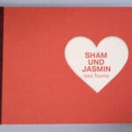 Rotes Buchcover mit einer Austanzung in Form eines Herzens, die den Buchtitel zeigt