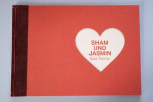 Rotes Buchcover mit einer Austanzung in Form eines Herzens, die den Buchtitel zeigt