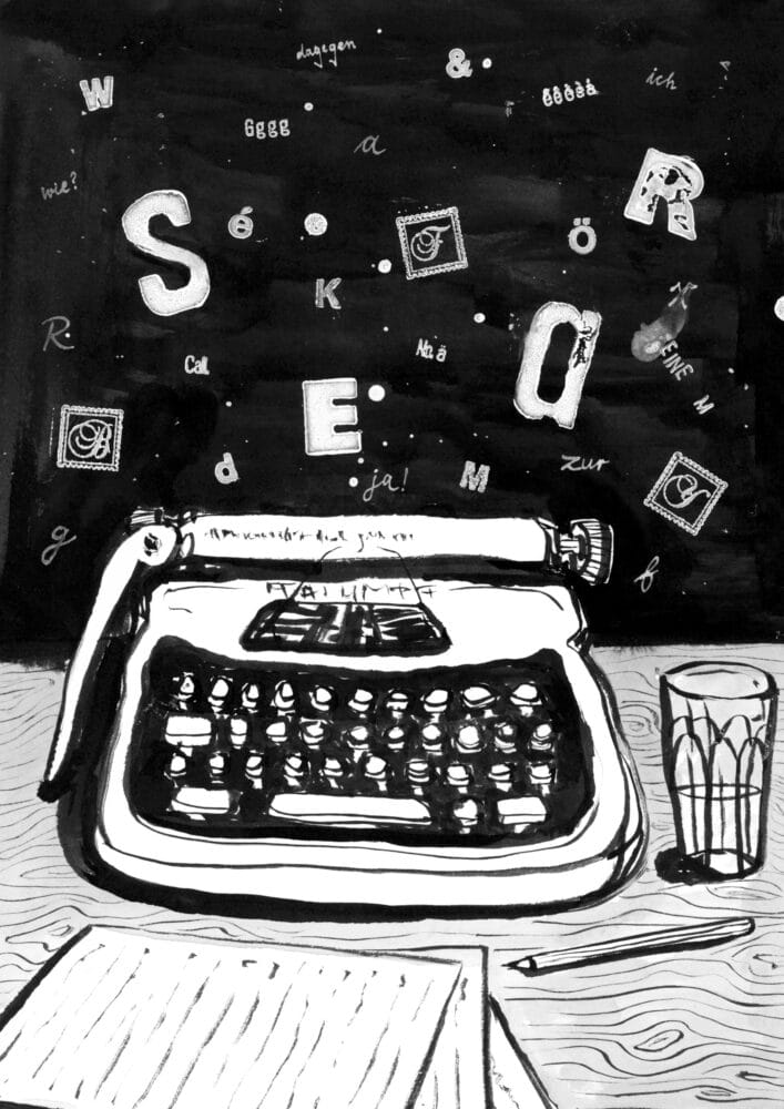 Eine Tuschezeichnung von einer Schreibmaschine mit Buchstaben ind schwarz-weiß. Vor der Schreibmaschine liegen beschriebene Blätter.