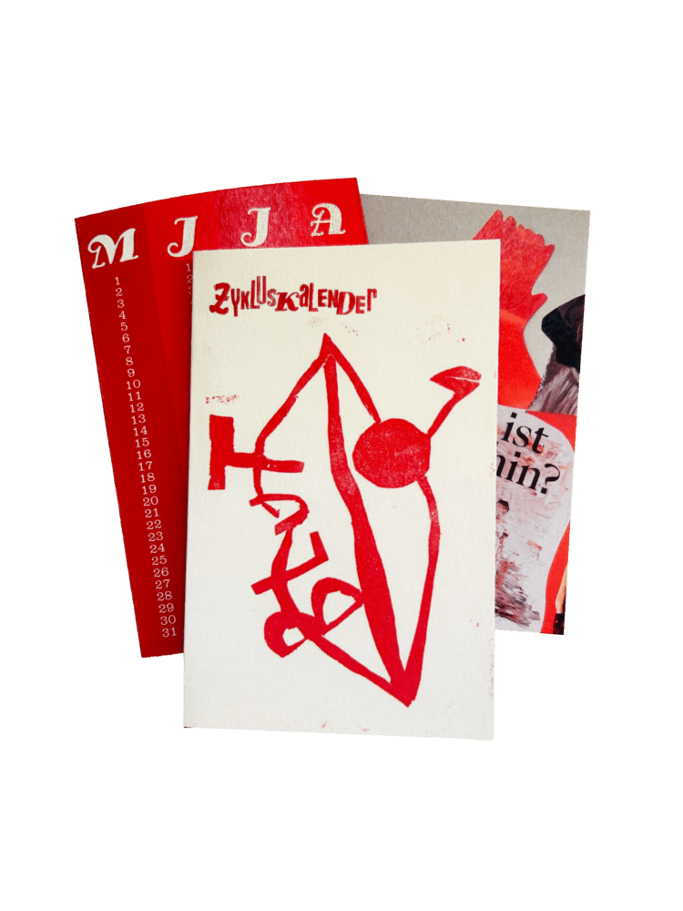 Zu sehen sind drei Zykluskalender, die in einem Kurs entstanden sind. Auf den Faltkalendern sind Drucke und Monatsübersichten zu sehen.
